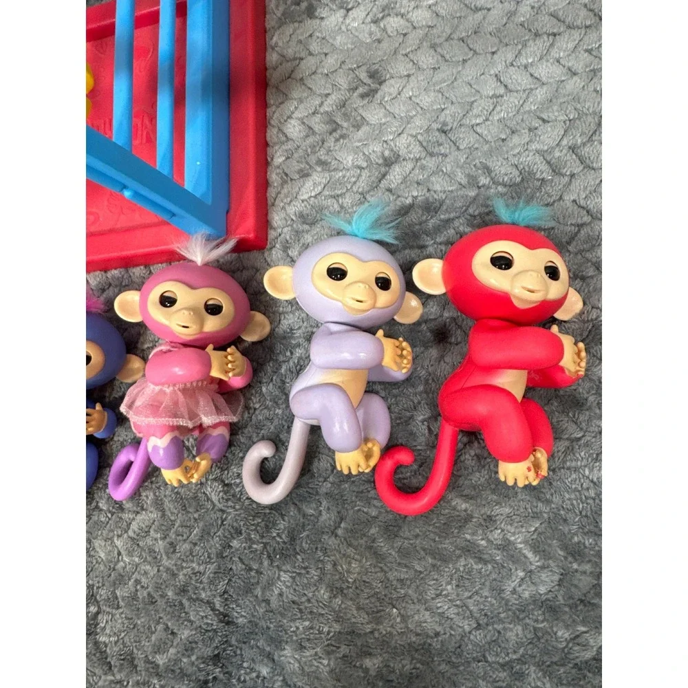 WowWee Fingerlings Interactive Baby Monkey Lot of 5 with Playground Jungle Gym‎